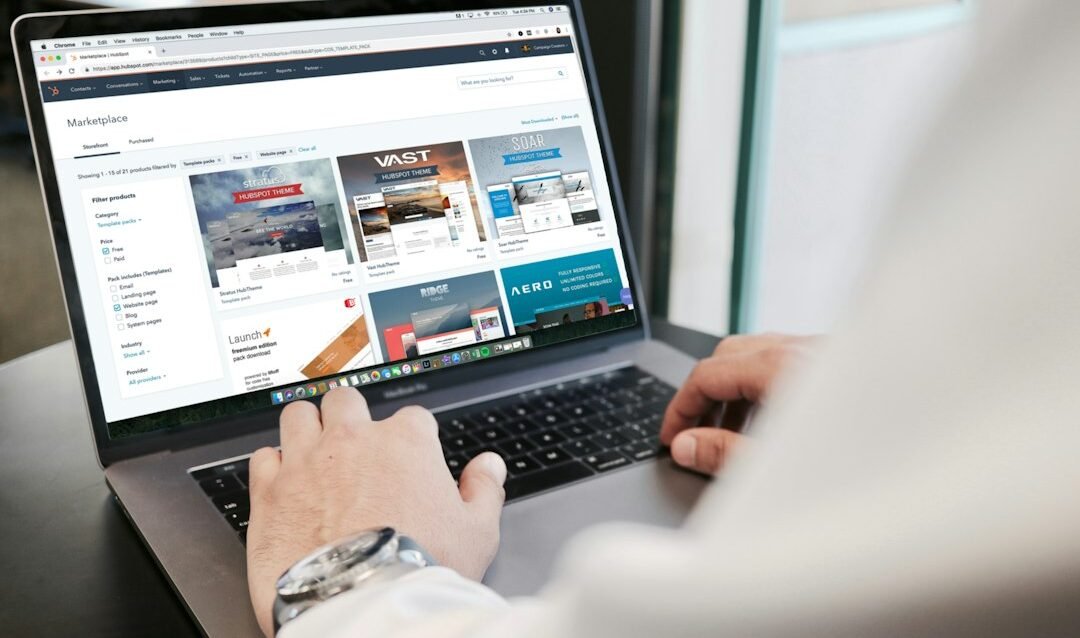 Klinikte dizüstü bilgisayarda web sitesi tasarımını inceleyen doktor
